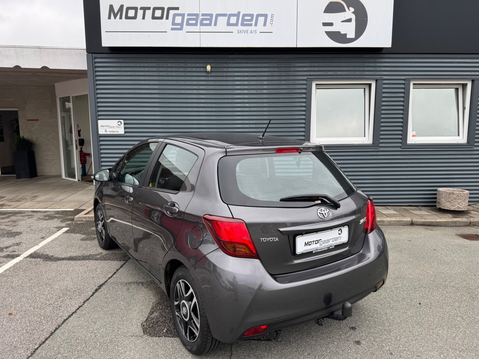 Grå Toyota Yaris fra 2017