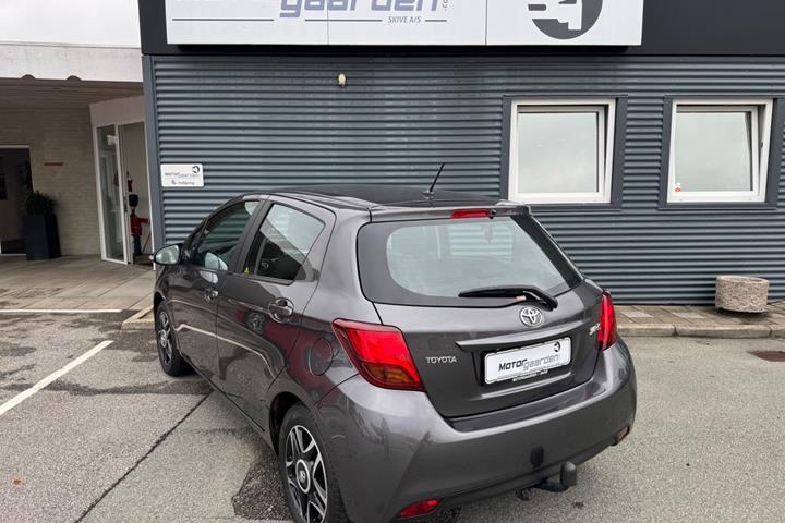 Grå Toyota Yaris fra 2017