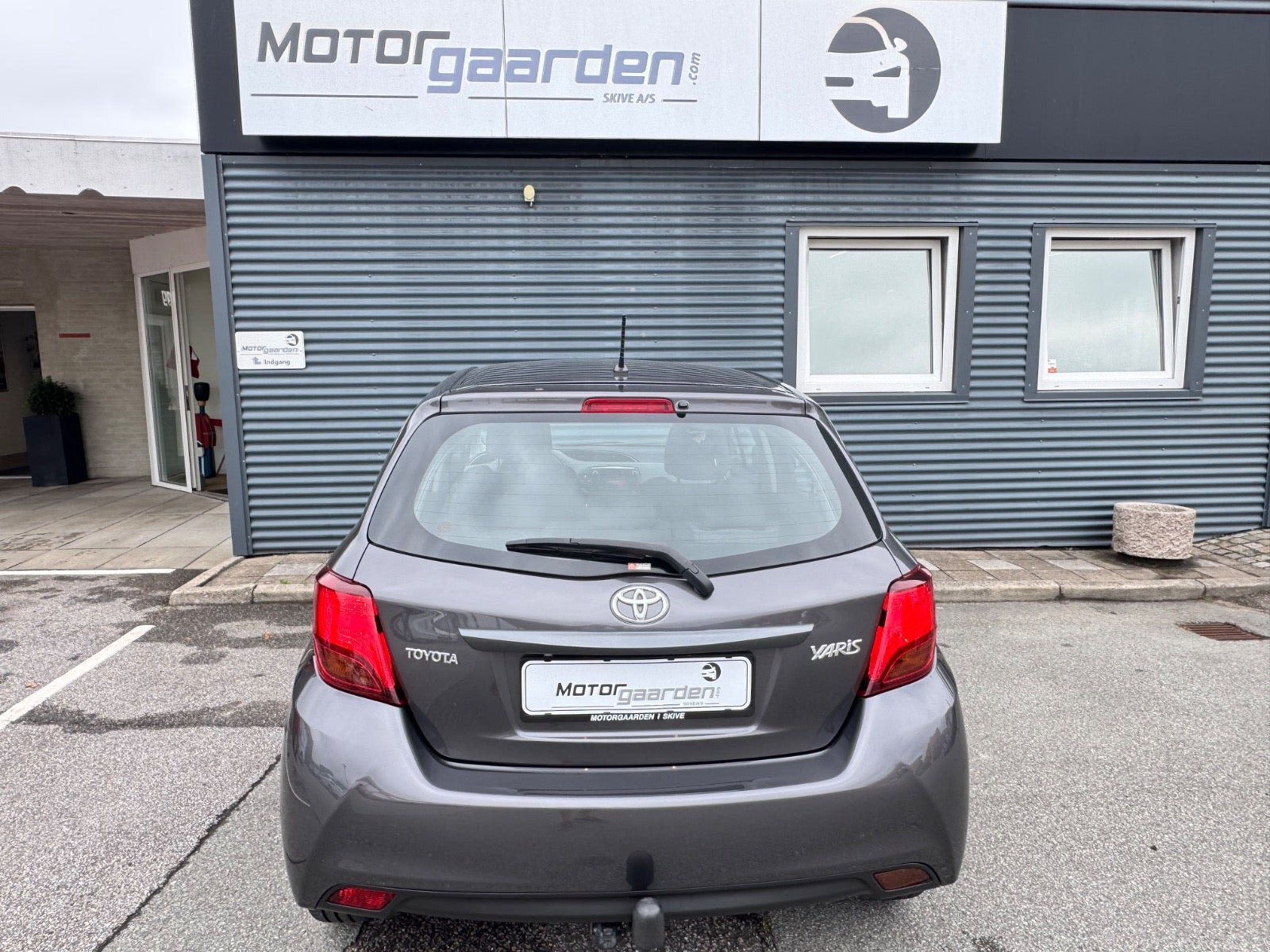 Grå Toyota Yaris fra 2017