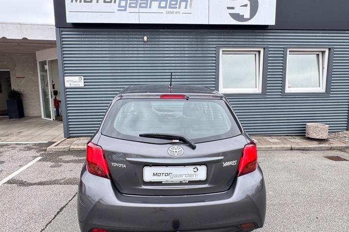 Grå Toyota Yaris fra 2017