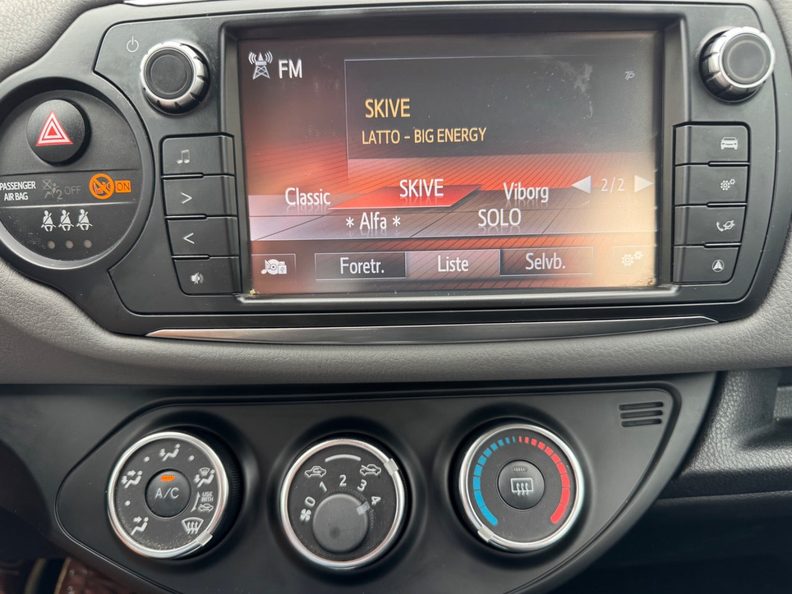 Grå Toyota Yaris fra 2017