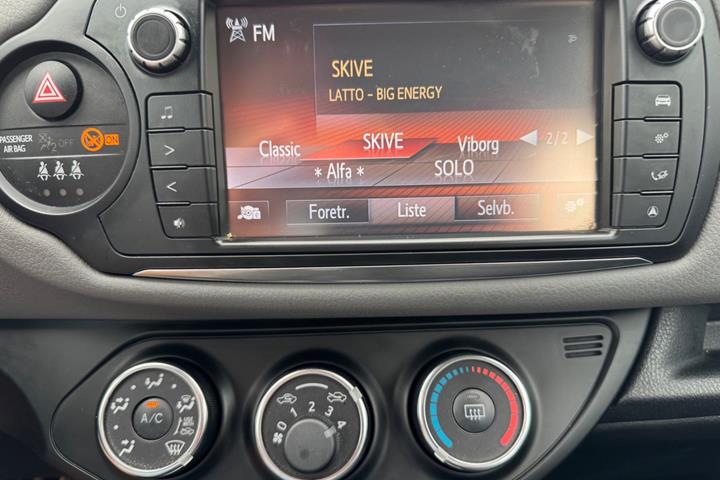 Grå Toyota Yaris fra 2017