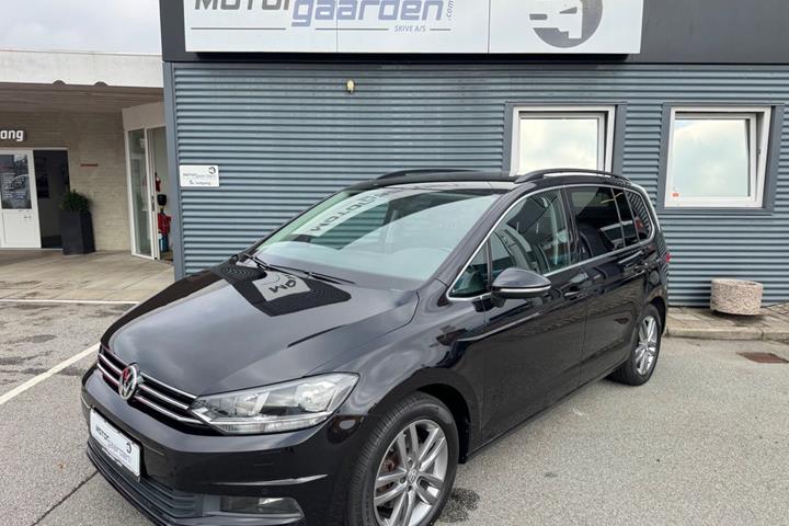 Sort VW Touran fra 2019 set udefra