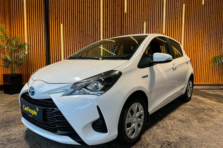 Hvid Toyota Yaris fra 2019 set udefra