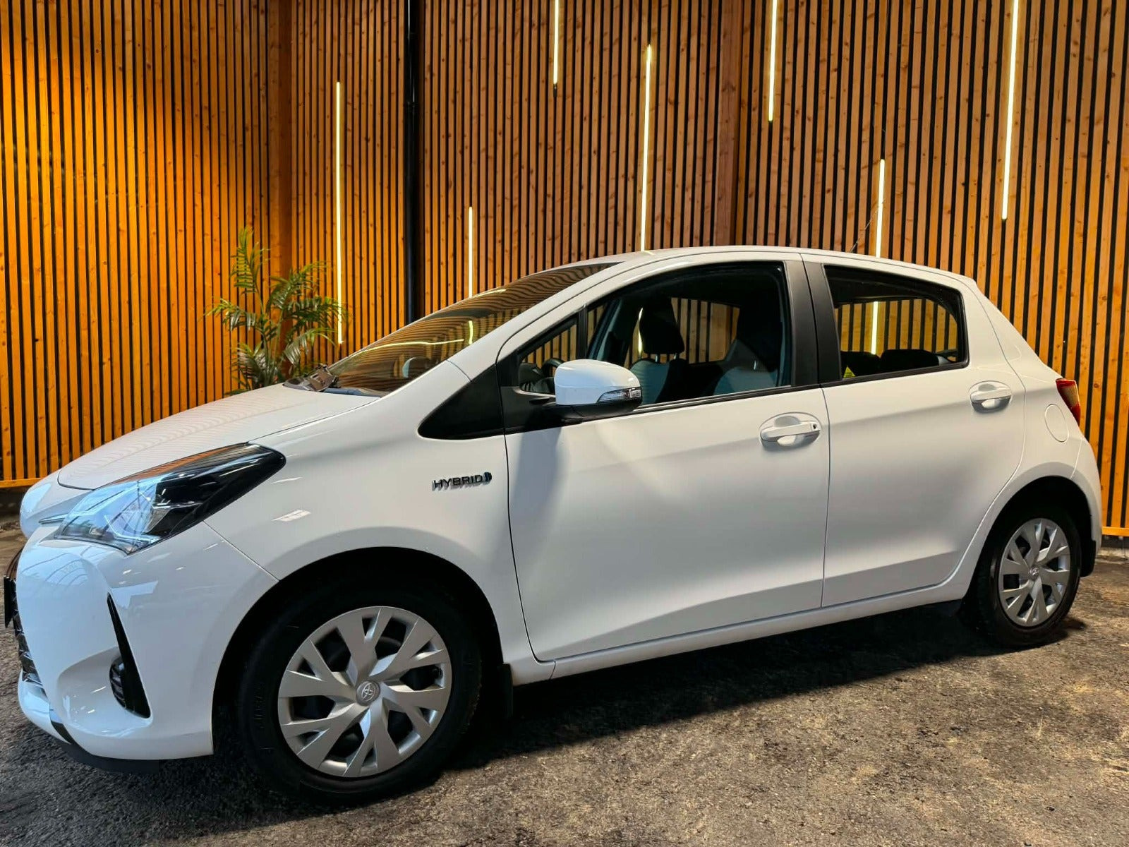 Hvid Toyota Yaris fra 2019