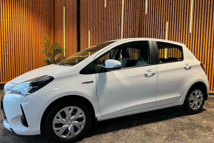 Hvid Toyota Yaris fra 2019