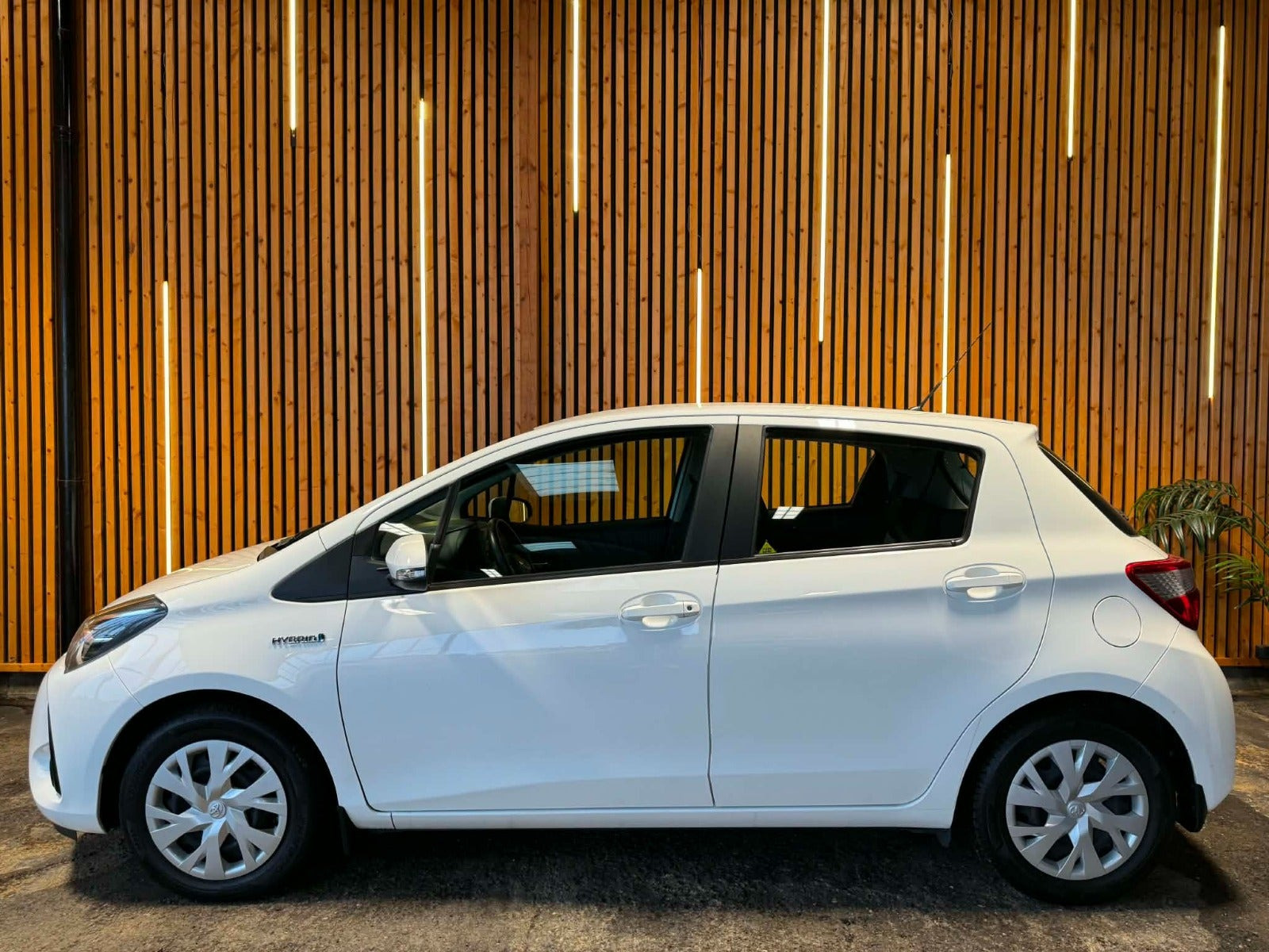 Hvid Toyota Yaris fra 2019