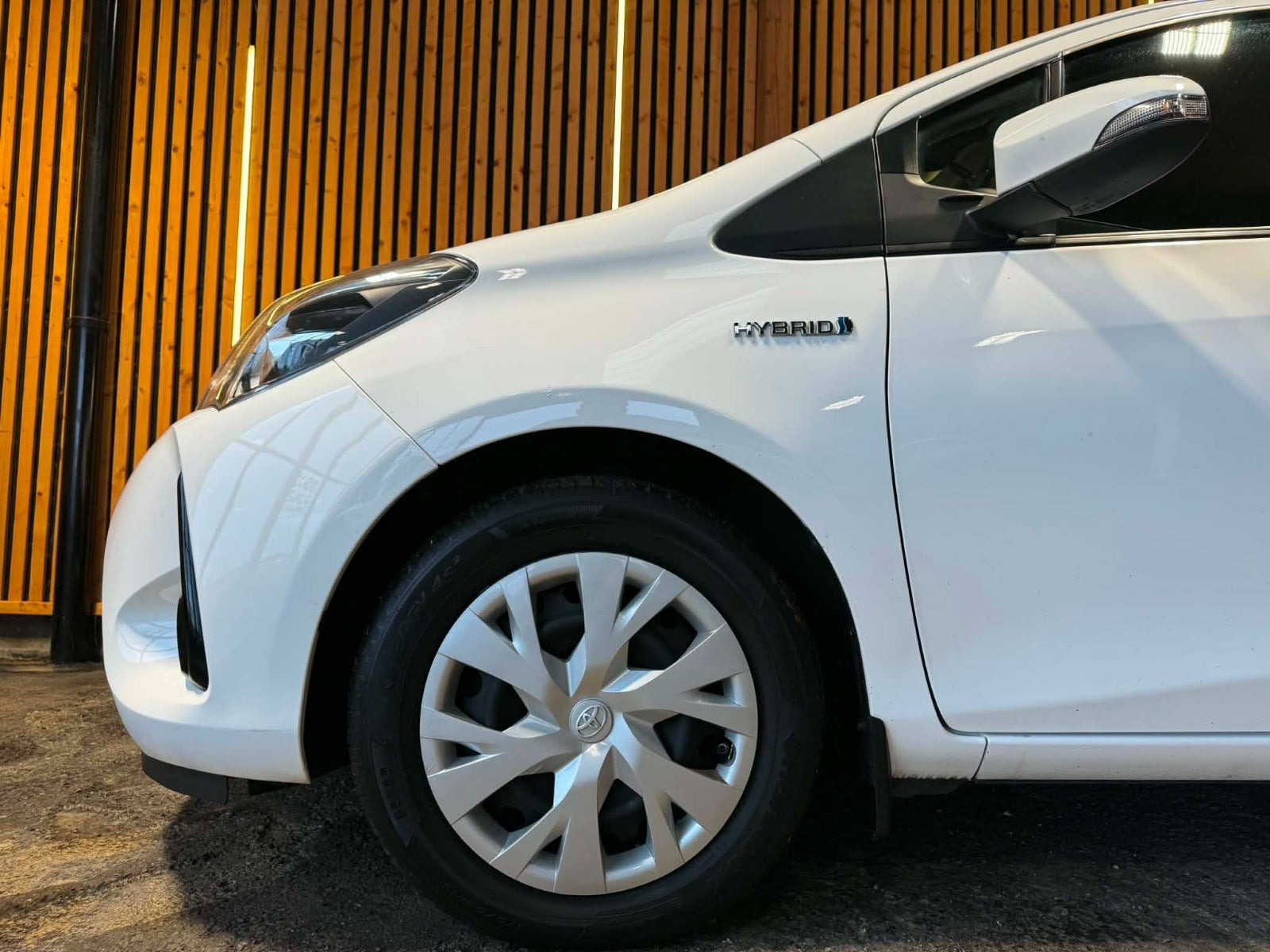 Hvid Toyota Yaris fra 2019