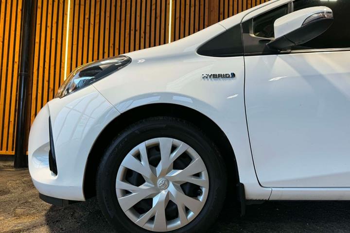 Hvid Toyota Yaris fra 2019