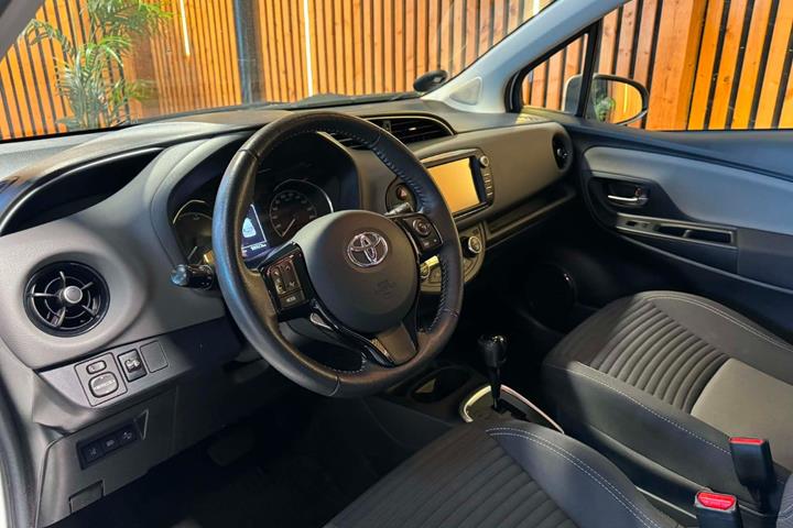 Hvid Toyota Yaris fra 2019