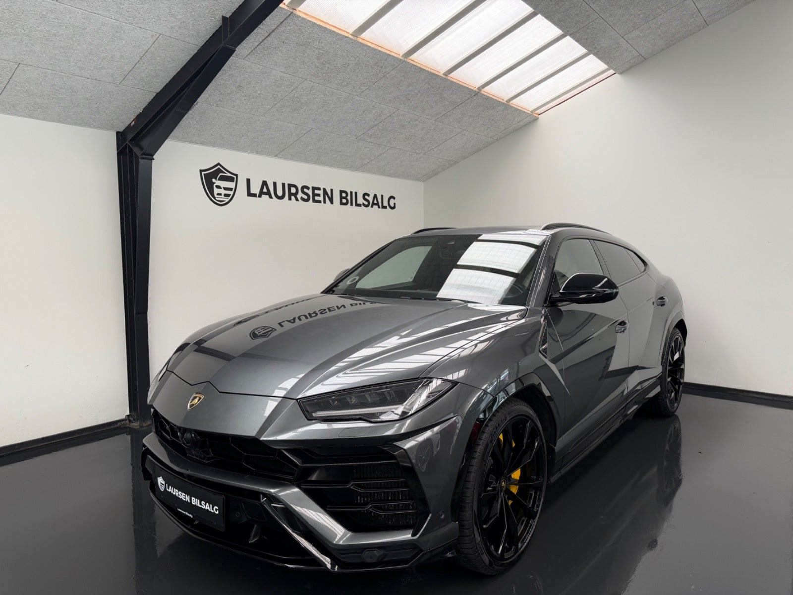 Grå Lamborghini Urus fra 2019