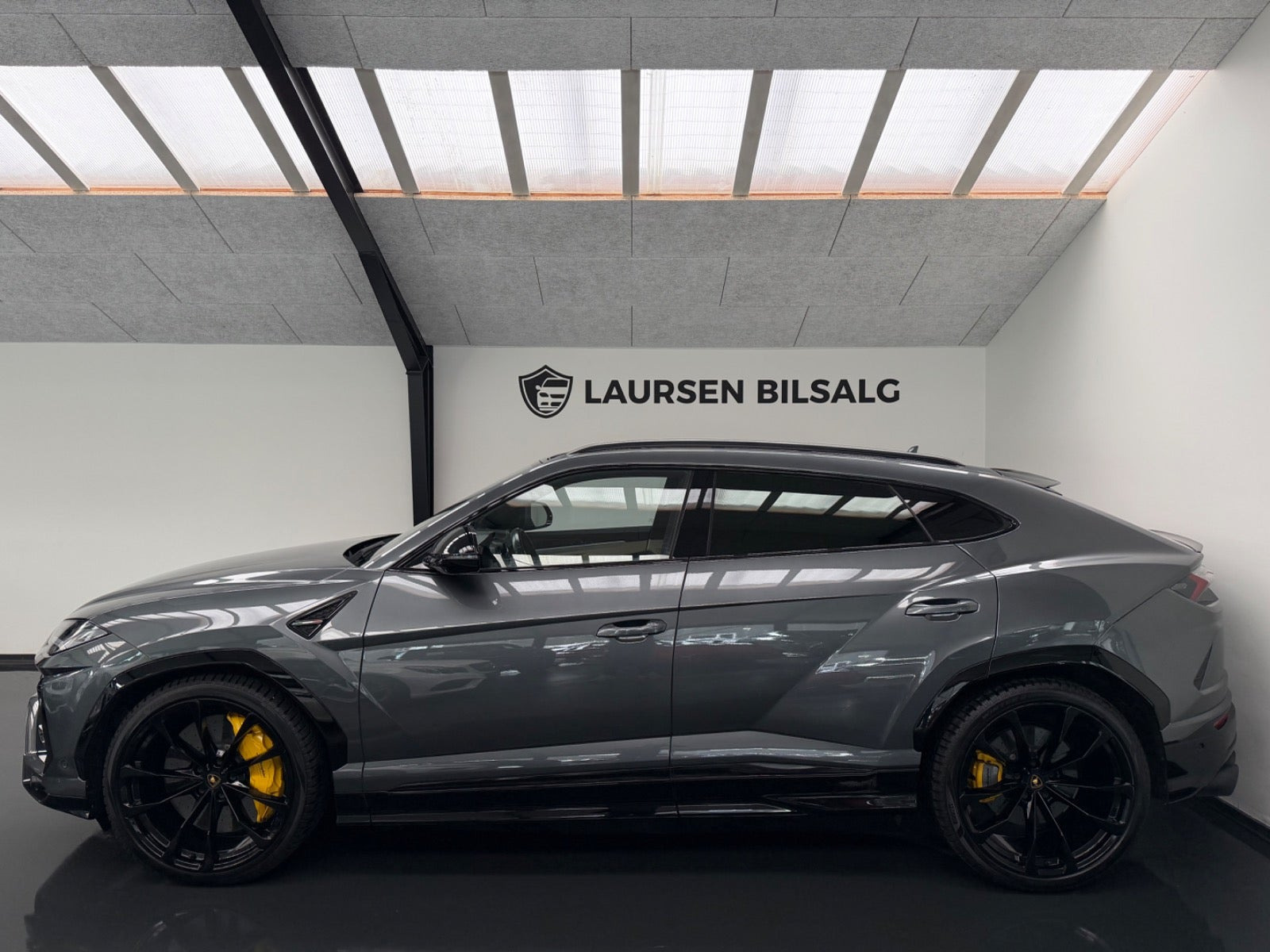 Grå Lamborghini Urus fra 2019
