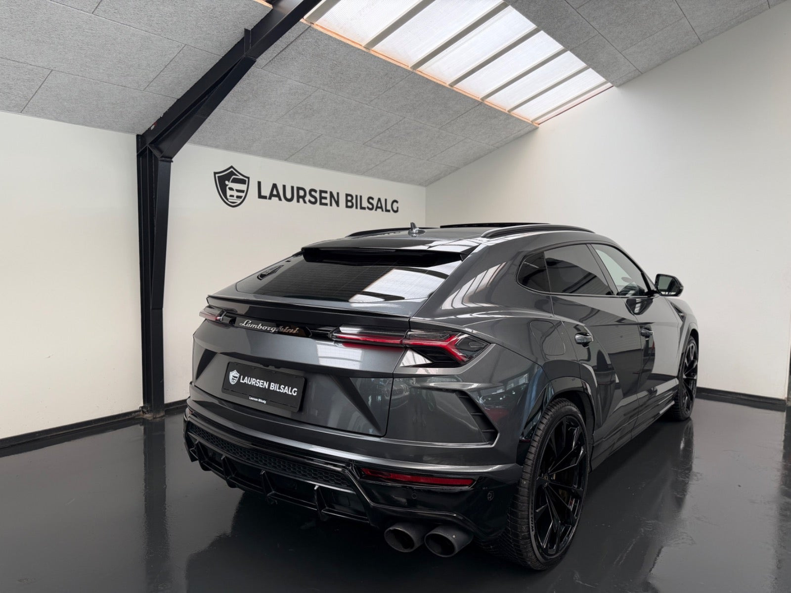Grå Lamborghini Urus fra 2019