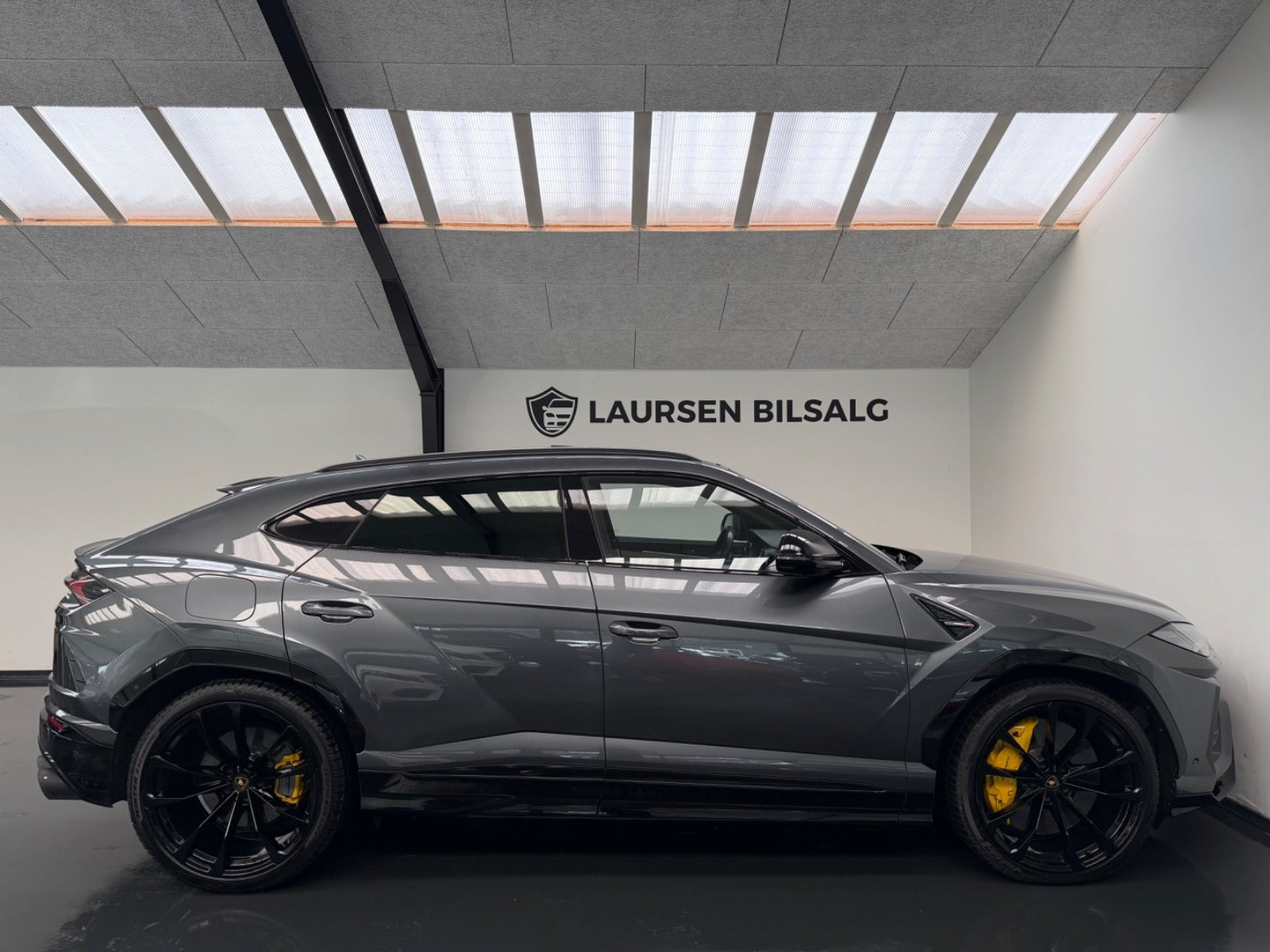 Grå Lamborghini Urus fra 2019
