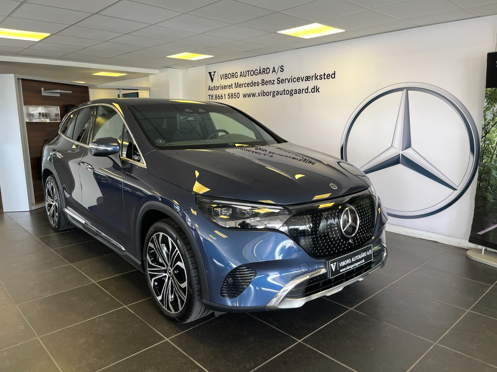 Blå Mercedes EQE350 SUV fra 2024
