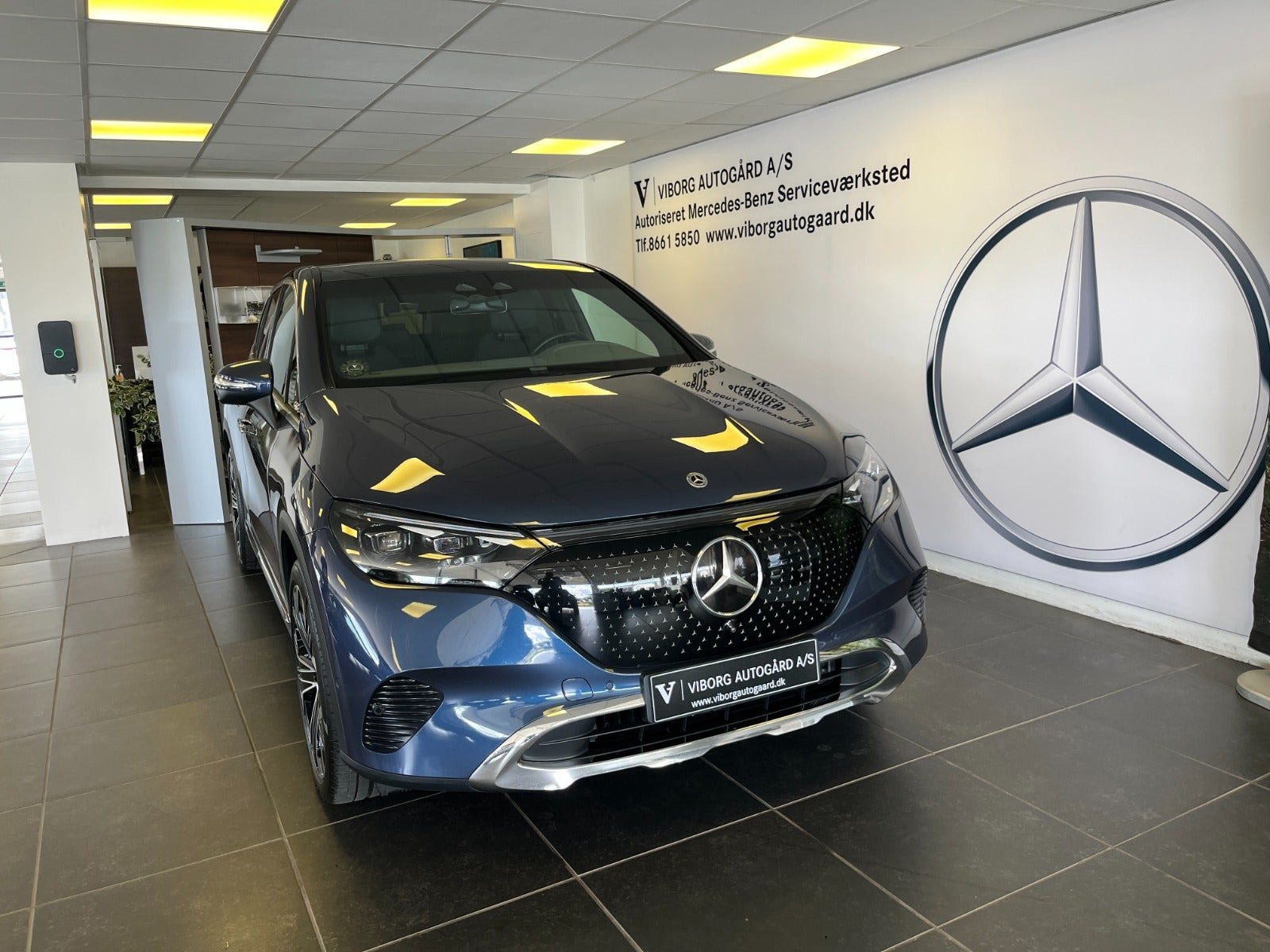 Blå Mercedes EQE350 SUV fra 2024
