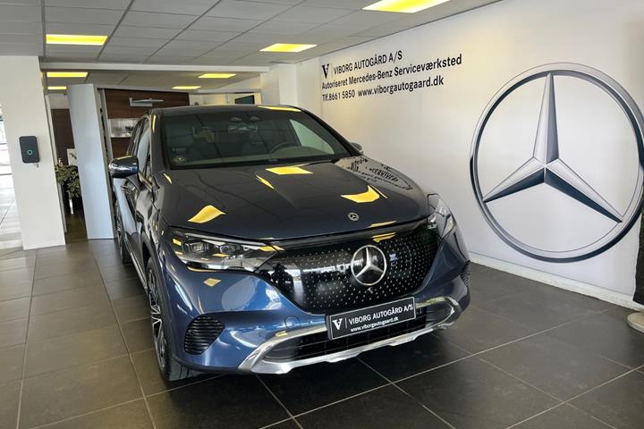 Blå Mercedes EQE350 SUV fra 2024