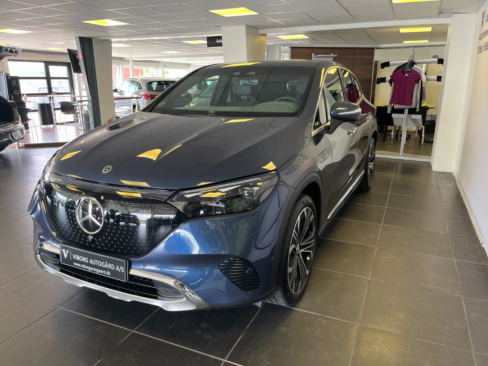 Blå Mercedes EQE350 SUV fra 2024