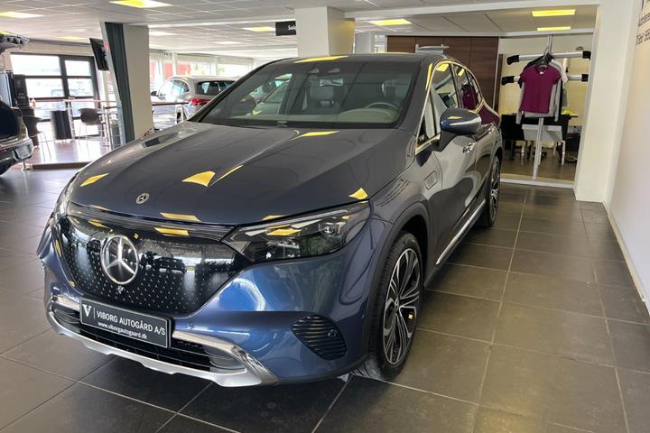 Blå Mercedes EQE350 SUV fra 2024