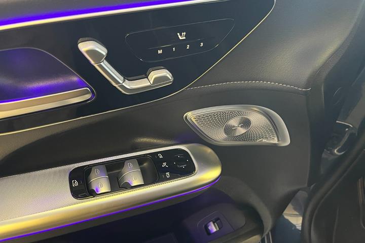 Blå Mercedes EQE350 SUV fra 2024