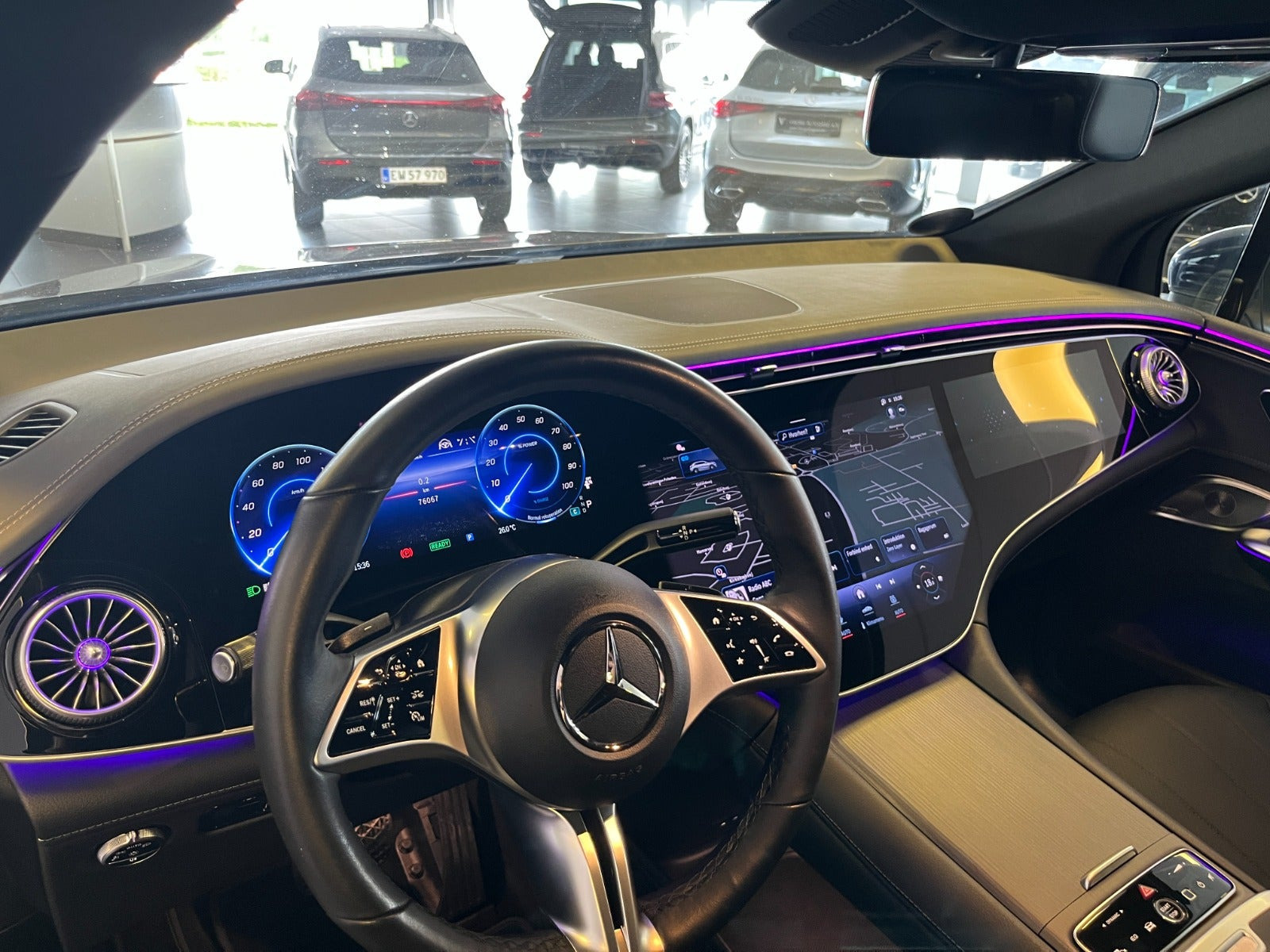 Blå Mercedes EQE350 SUV fra 2024