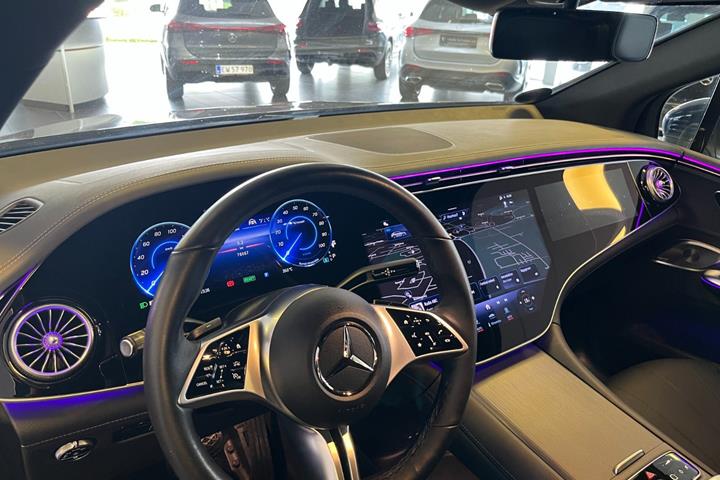 Blå Mercedes EQE350 SUV fra 2024