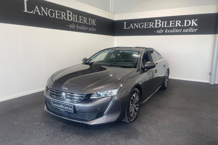 Grå Peugeot 508 fra 2021 set udefra