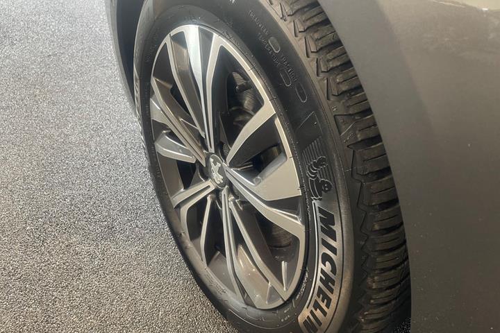 Grå Peugeot 508 fra 2021