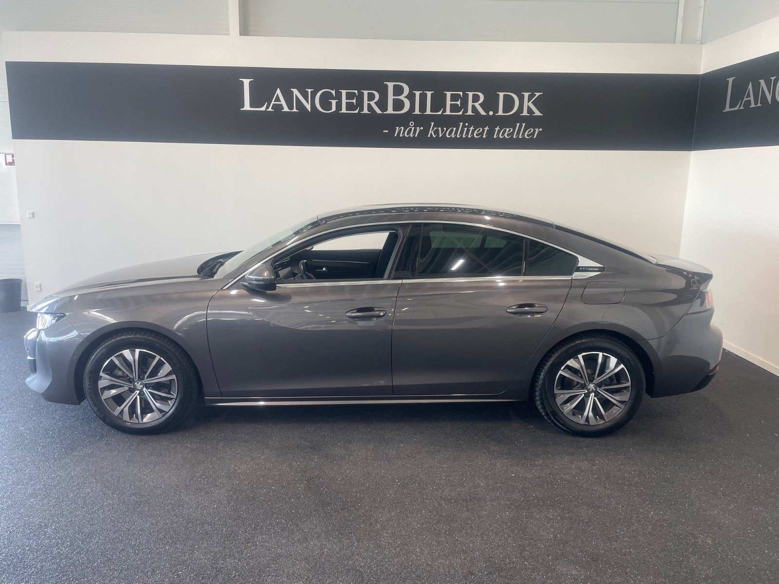 Grå Peugeot 508 fra 2021