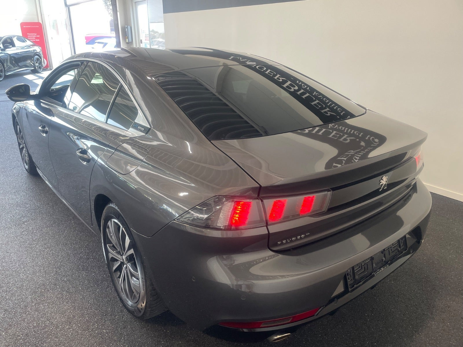 Grå Peugeot 508 fra 2021