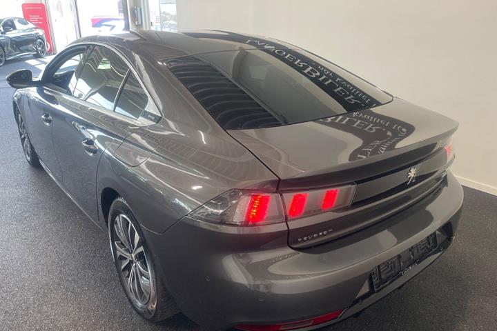 Grå Peugeot 508 fra 2021