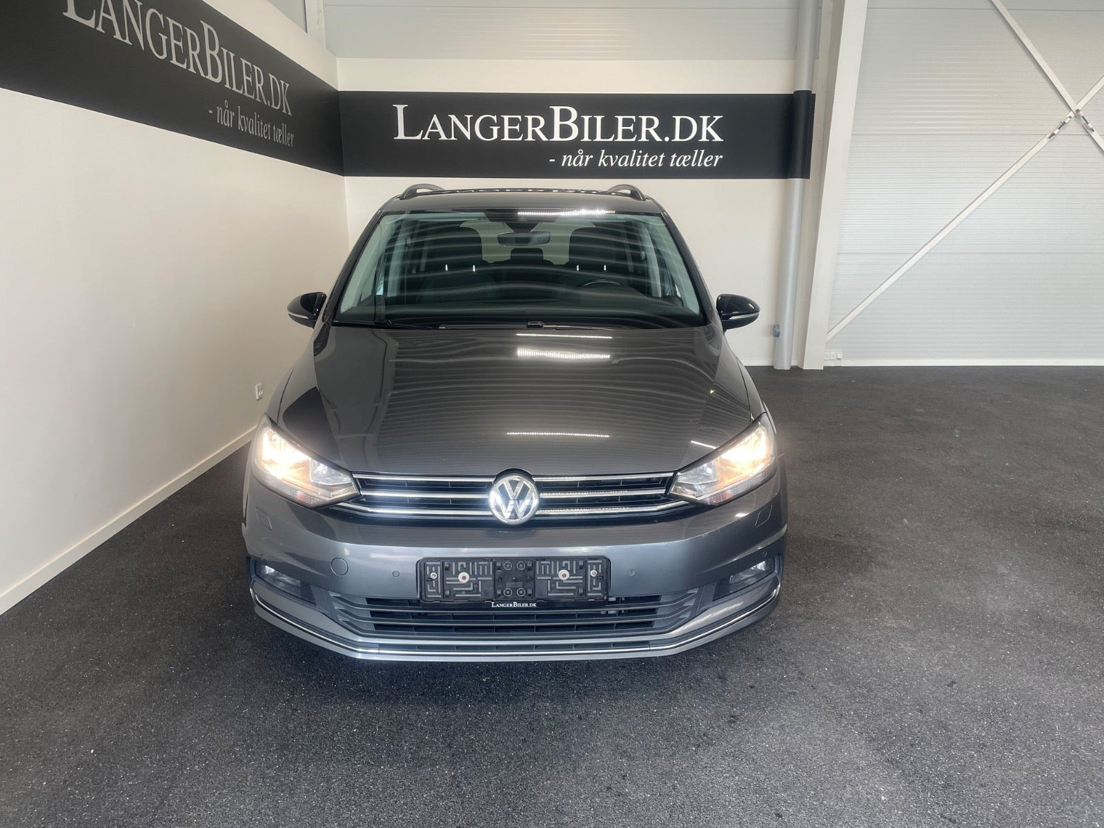 Grå VW Touran fra 2019