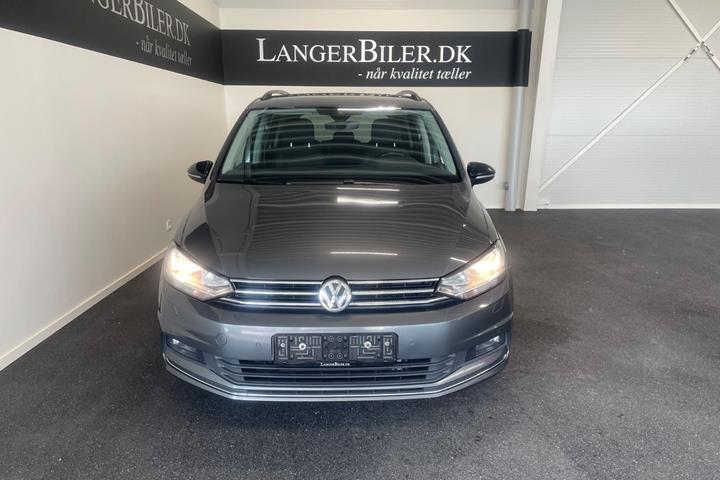 Grå VW Touran fra 2019