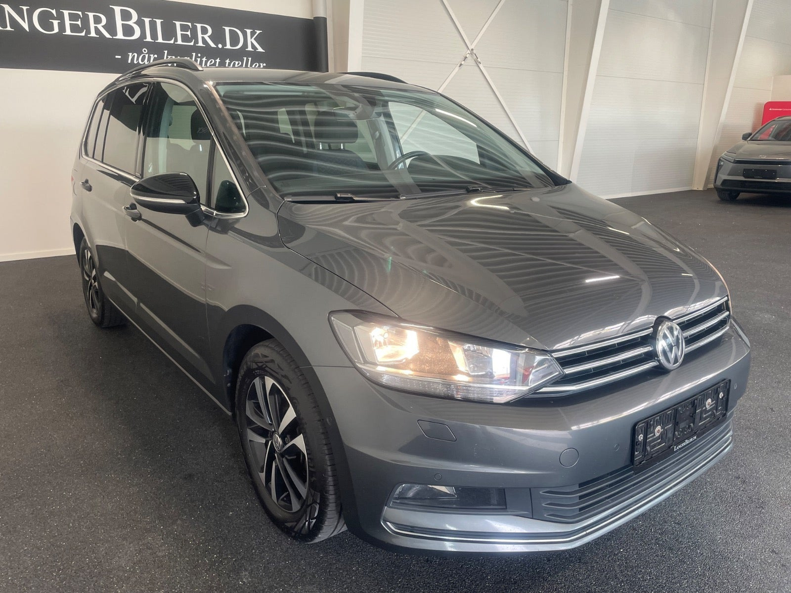 Grå VW Touran fra 2019
