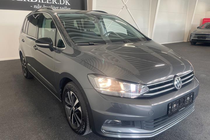 Grå VW Touran fra 2019
