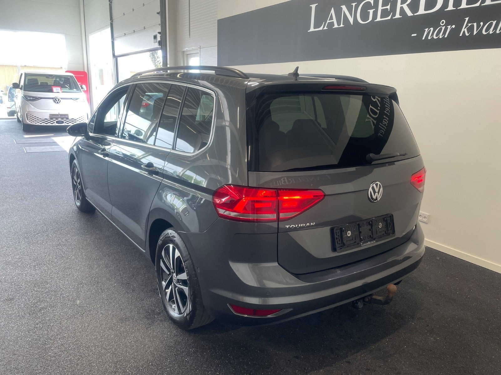 Grå VW Touran fra 2019