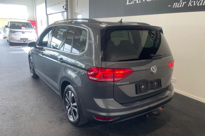 Grå VW Touran fra 2019