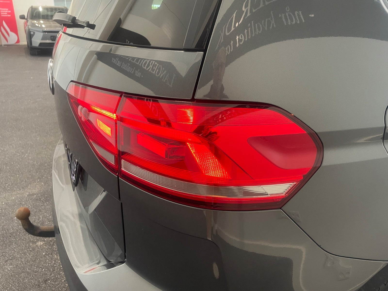 Grå VW Touran fra 2019