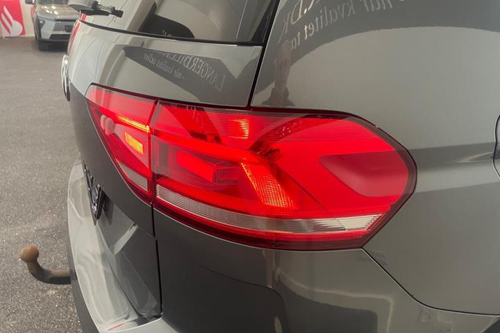 Grå VW Touran fra 2019