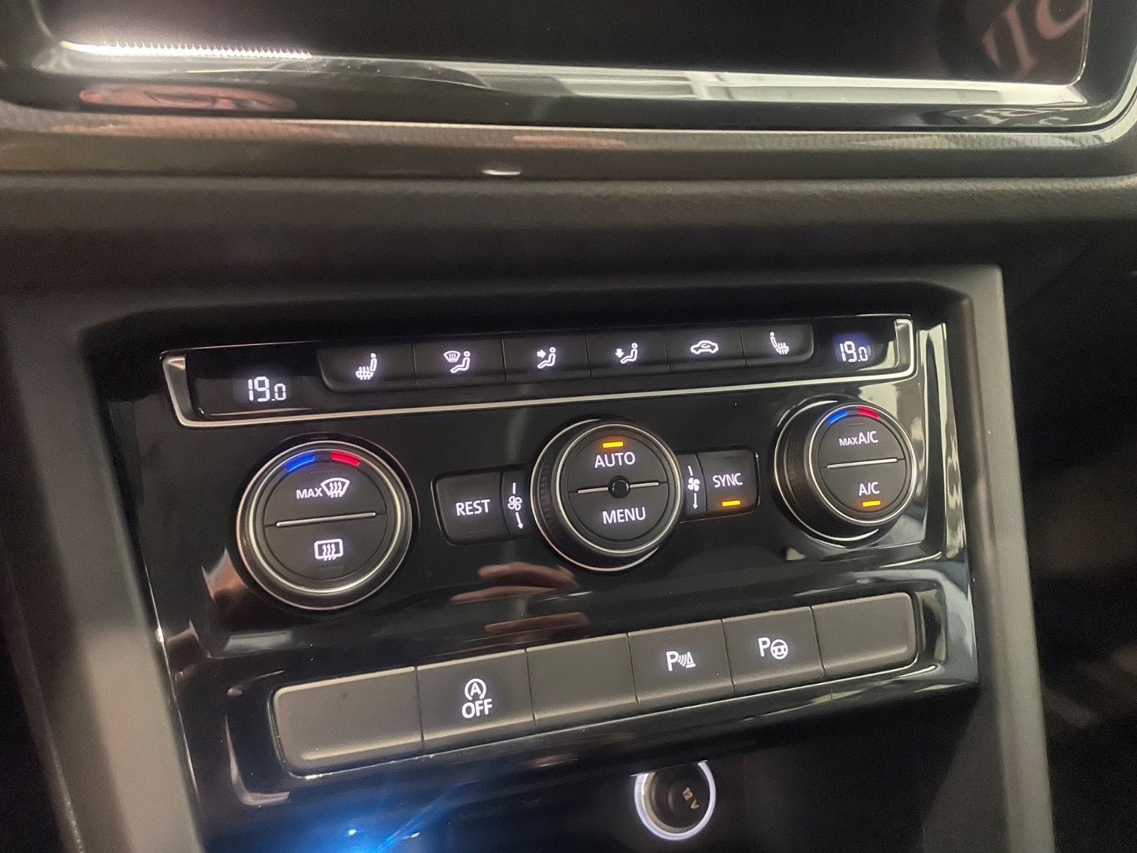 Grå VW Touran fra 2019