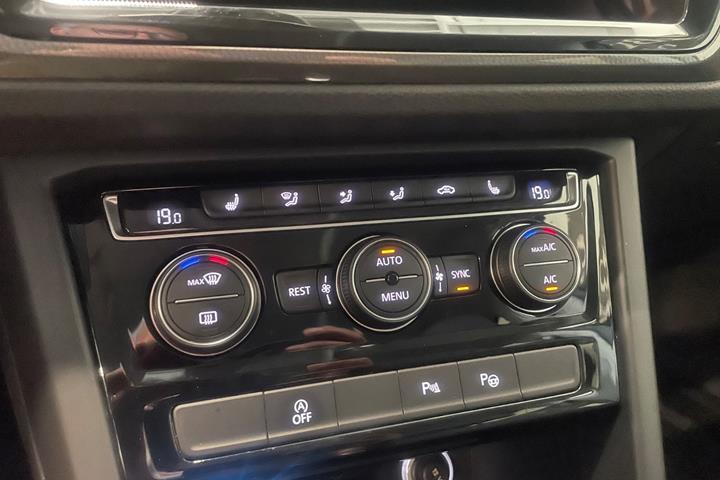 Grå VW Touran fra 2019