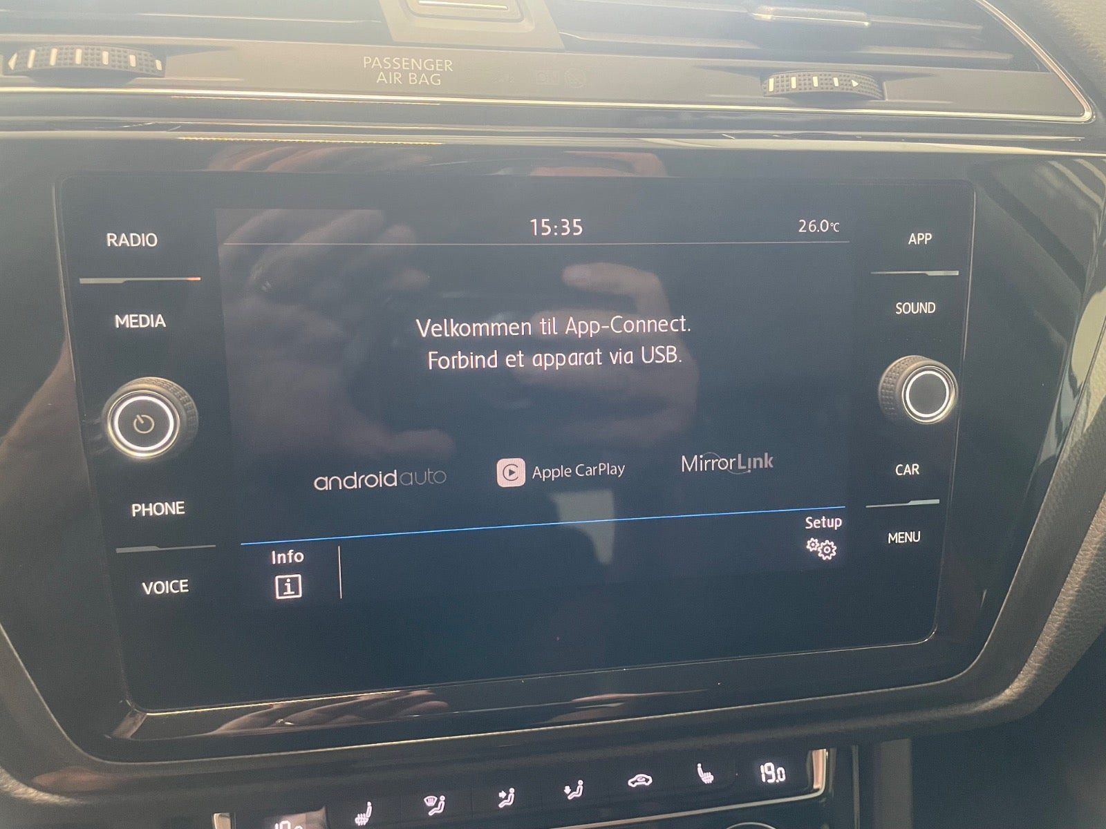 Grå VW Touran fra 2019