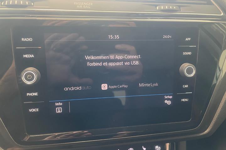 Grå VW Touran fra 2019