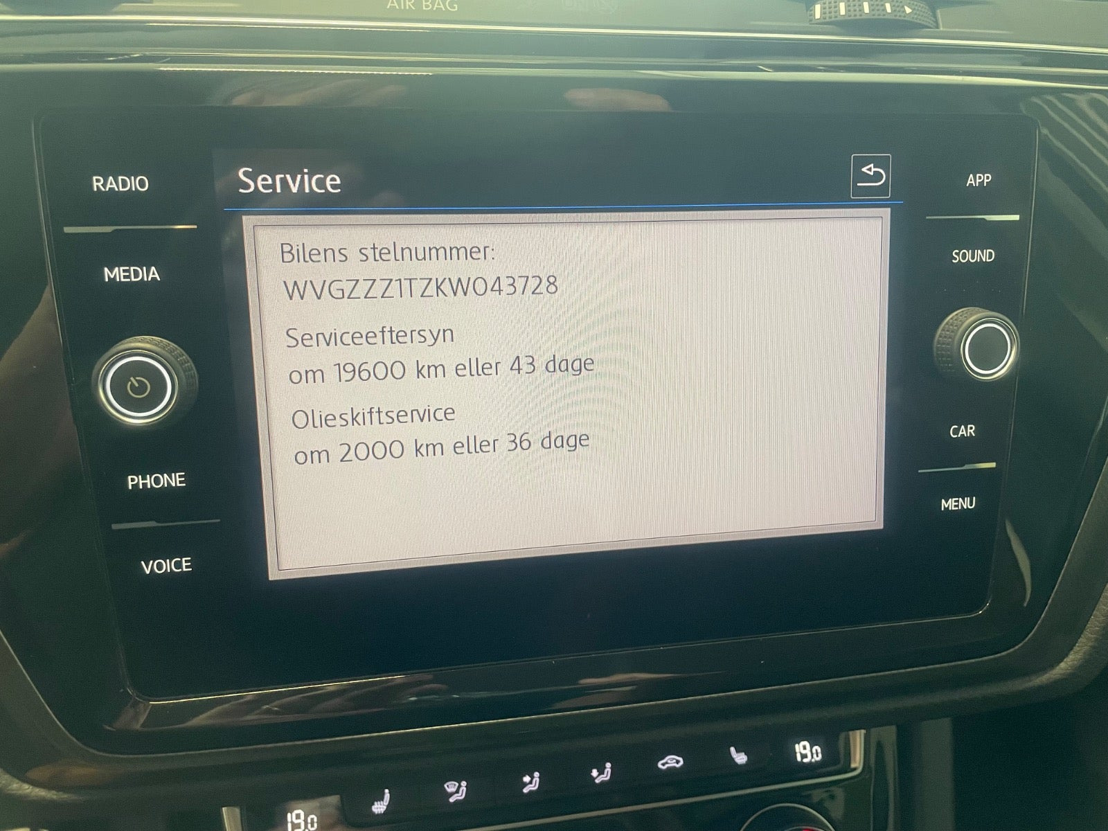 Grå VW Touran fra 2019