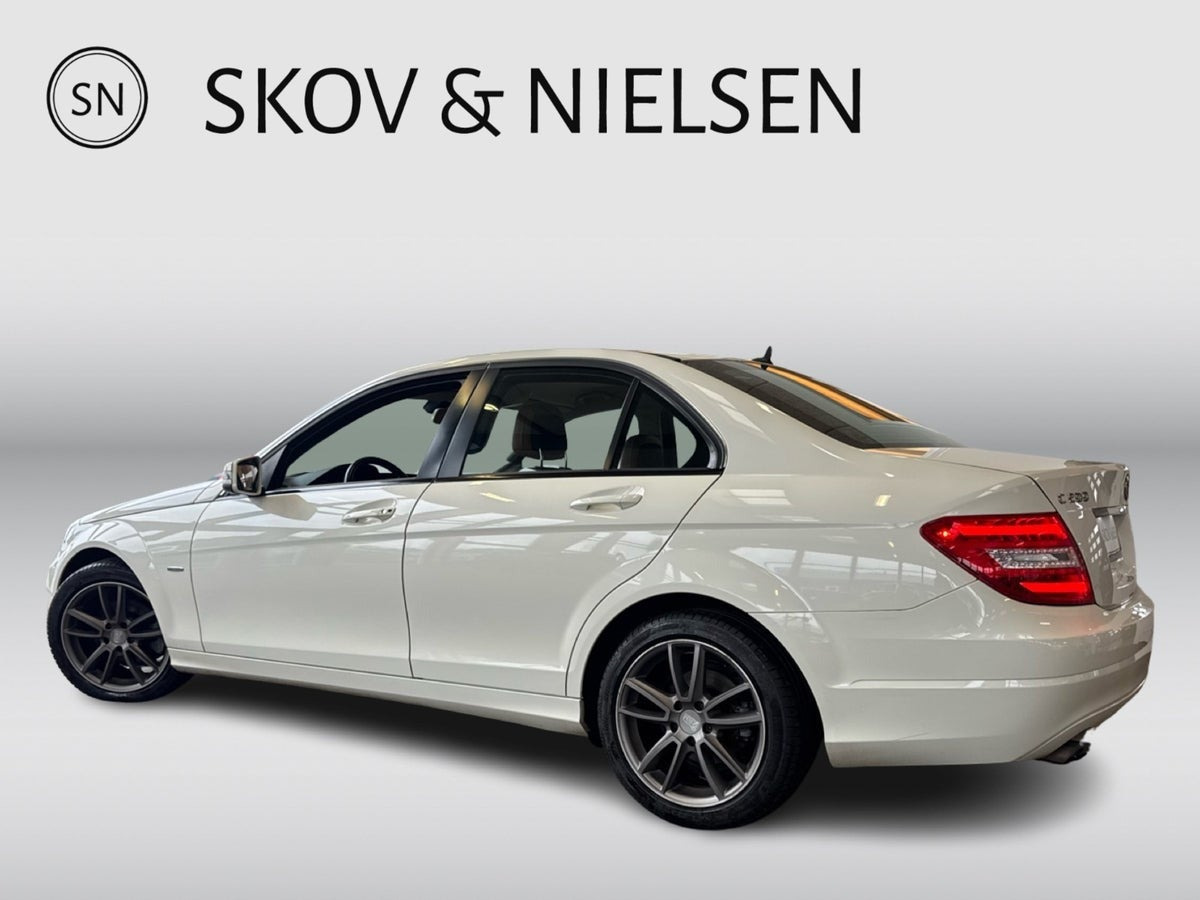 Hvid Mercedes C200 fra 2011