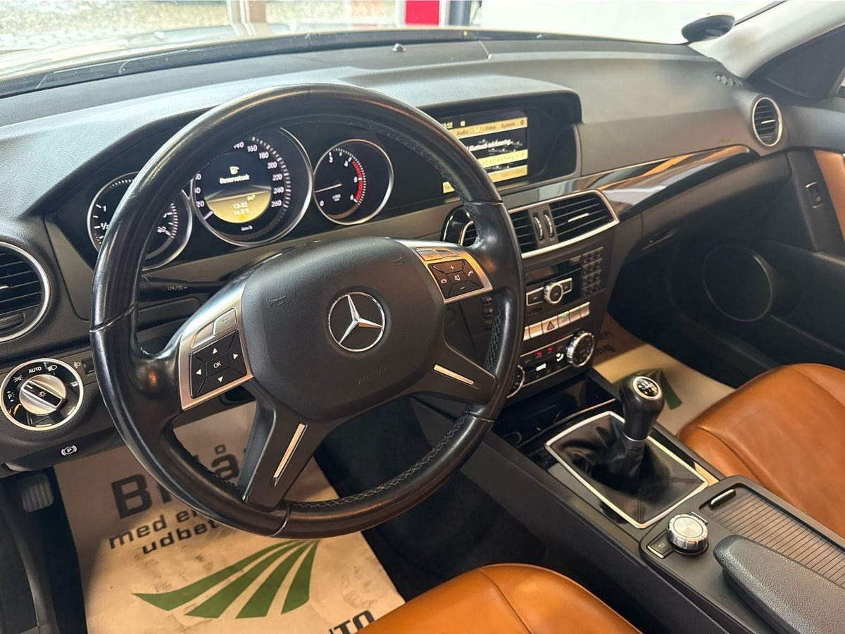 Hvid Mercedes C200 fra 2011
