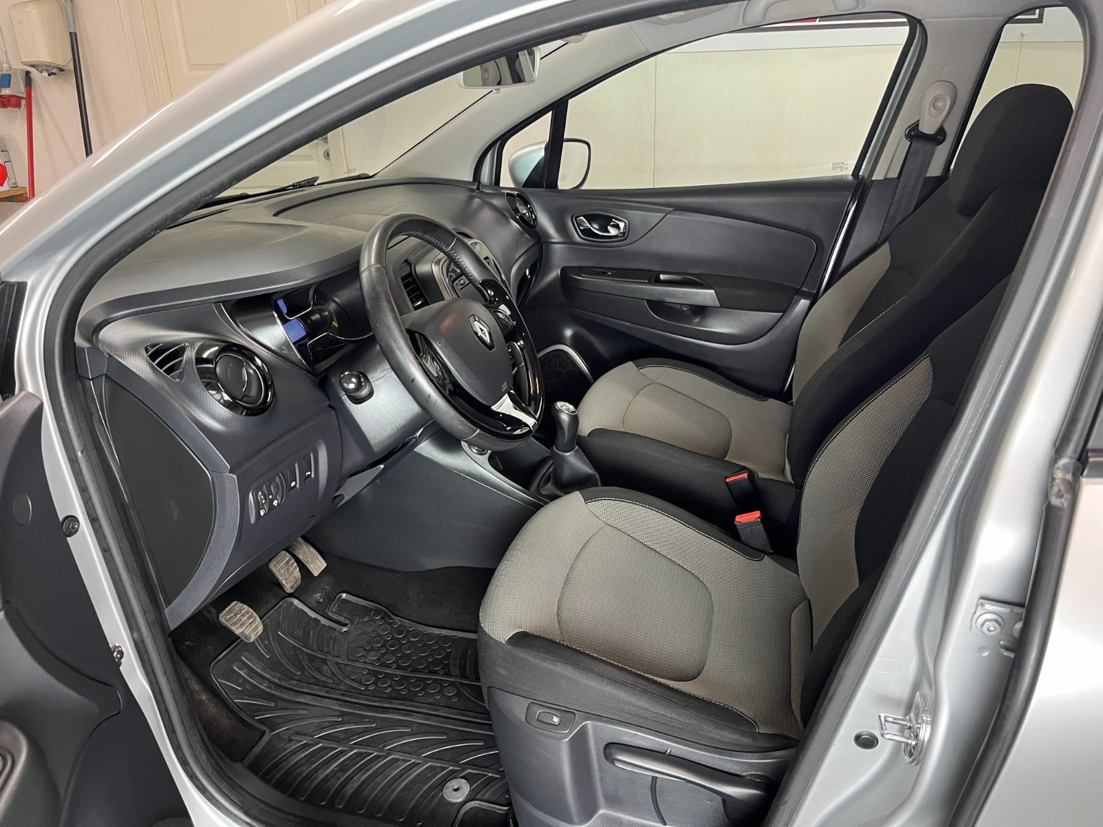 Sølv Renault Captur fra 2015