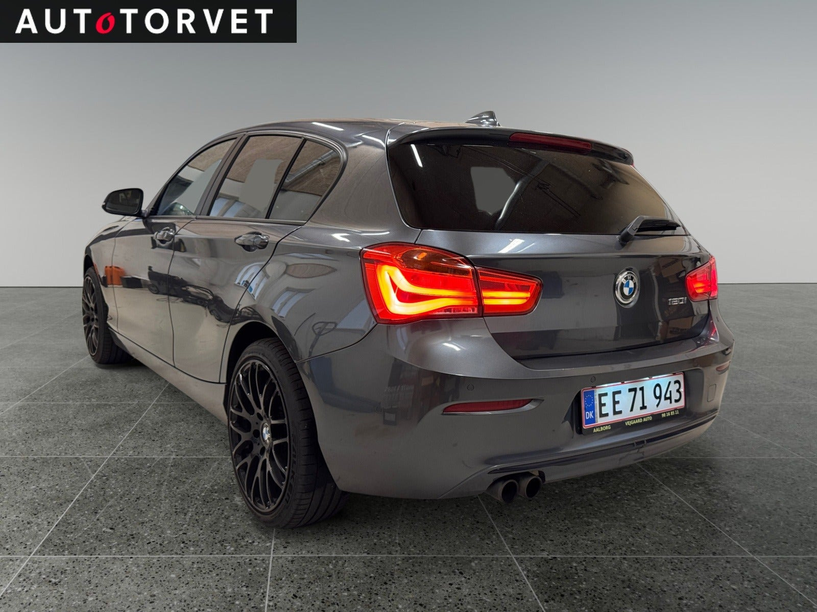 Grå BMW 120i fra 2017 set udefra