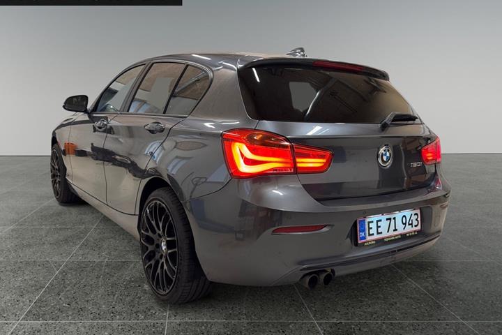 Grå BMW 120i fra 2017 set udefra