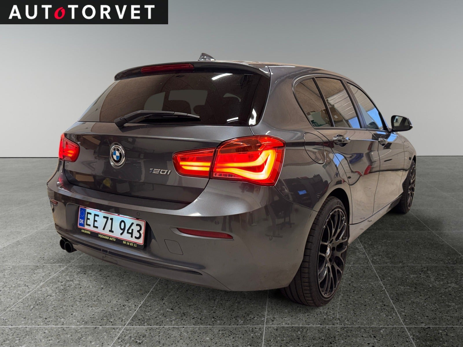 Grå BMW 120i fra 2017 set udefra